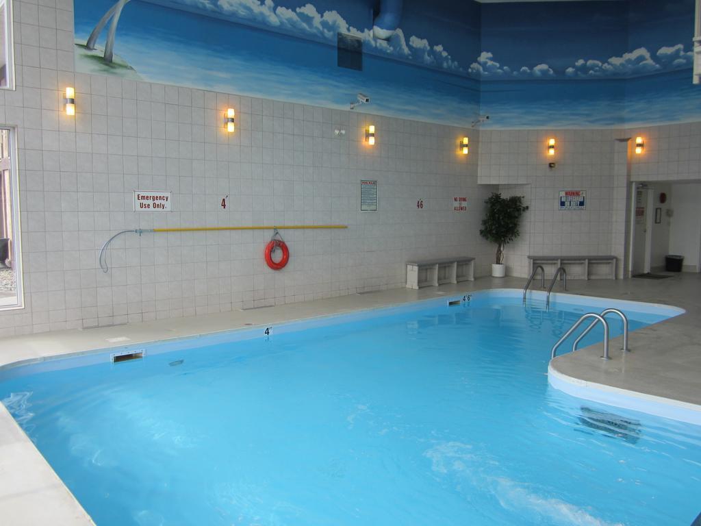 Maverick Motor Inn And Waterslide 캠룹스 외부 사진